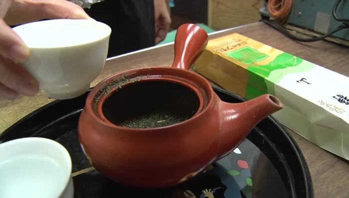 Infuse the tea leaves for about 60 seconds. Do not move the kyusu; avoid agitating the leaves.