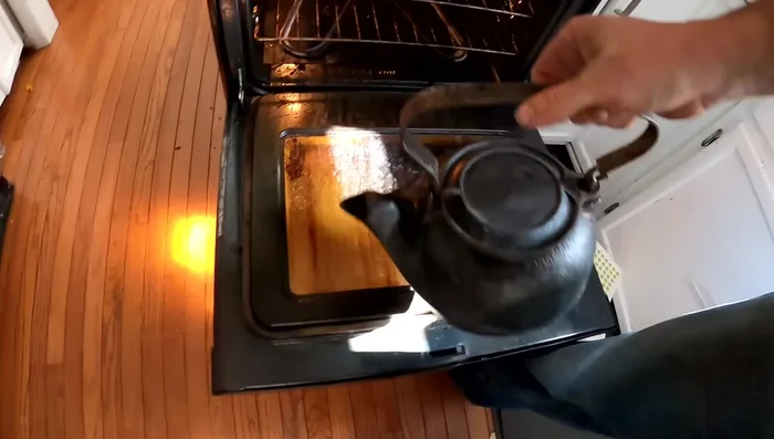 Dry the kettle completely.