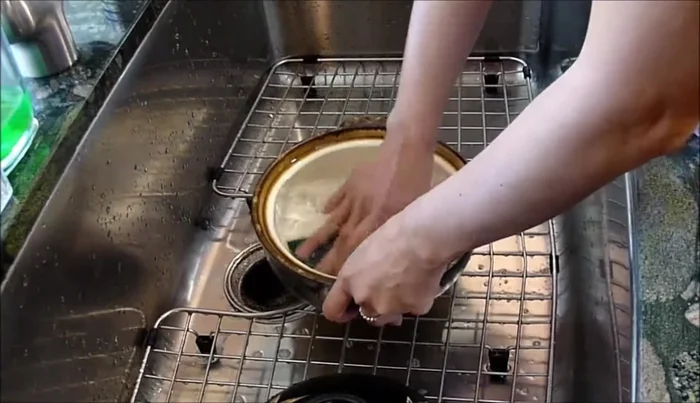 Allow the pot to dry completely before seasoning.