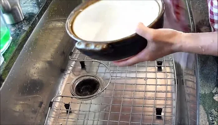 Allow the pot to dry completely before seasoning.