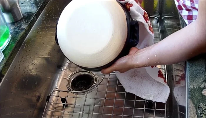 Allow the pot to dry completely before seasoning.