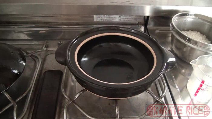 Add 1 cup (180ml) of rice to the Donabe.