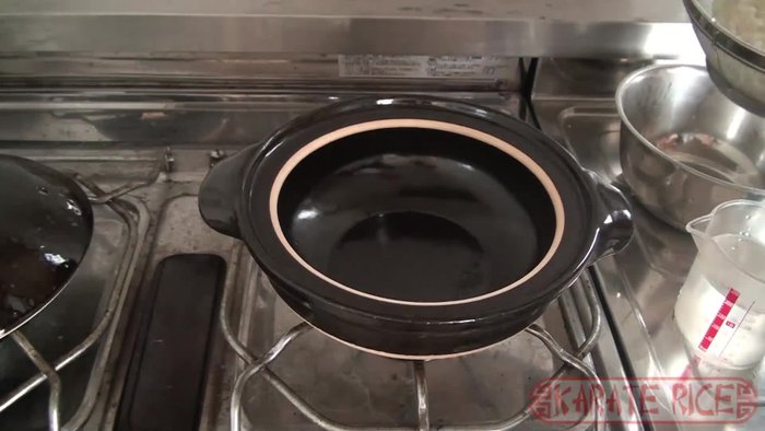 Add 1 cup (180ml) of rice to the Donabe.