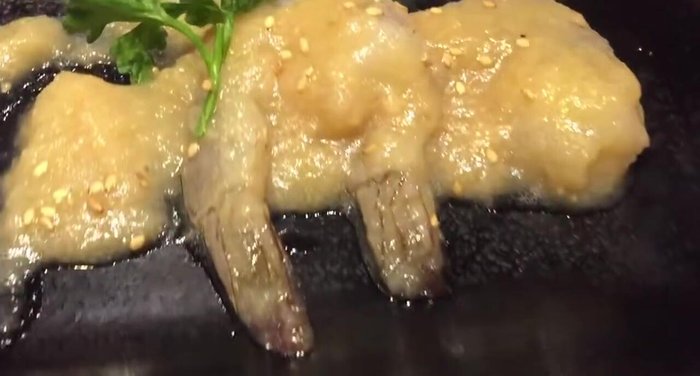 Assemble the spicy tuna volcano.