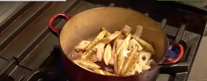 Add soy sauce and mirin for seasoning. Adjust the amount to achieve a balance of sweetness and savory flavor.