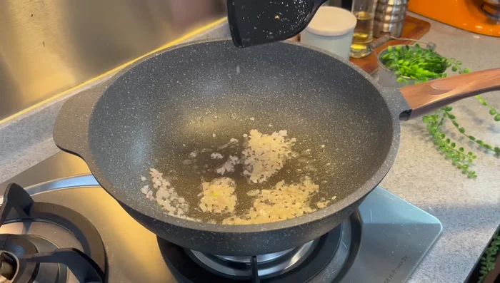 Add the hydrated and halved dried mushrooms and stir-fry to absorb the shallot flavor.