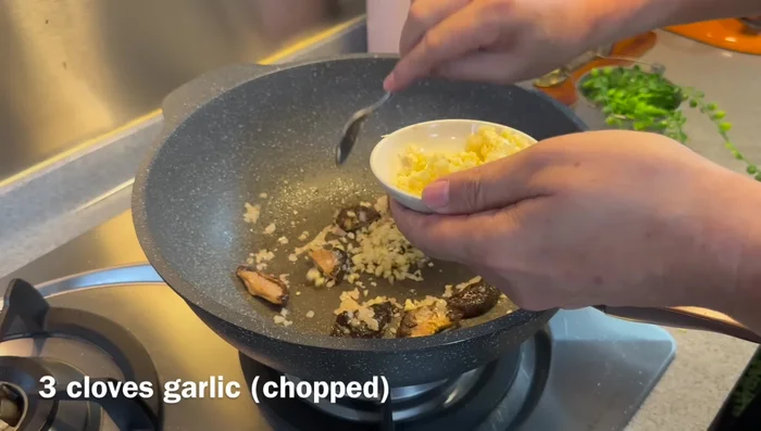 Add 3 cloves of chopped garlic and fry until fragrant.