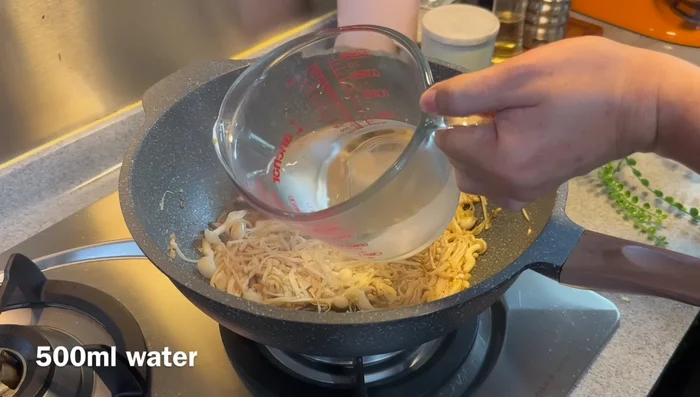 Add 500ml water, increase heat to medium-high, and add 1/2 tsp sugar and 1 tbsp duck soy sauce.