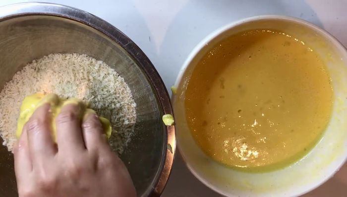 Coat each croquette in bread crumbs.