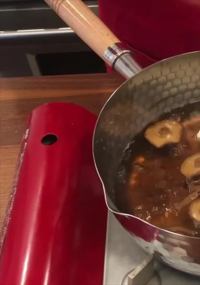 Add the rehydrated and squeezed Koyadofu and carrot to the pot, avoiding layering. Use an otoshibuta (or wet paper towel) to simmer evenly. Simmer for 15-20 minutes.
