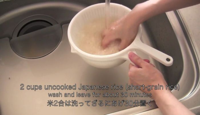 Clean the warmeaten Matsutake mushrooms with a moistened towel if necessary. Remove hard parts and slice if needed. Season with sake and soy sauce.