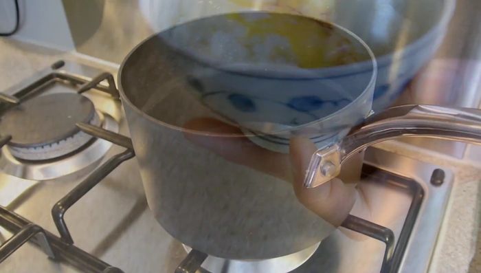Bring 1.5 liters of water to a boil in a saucepan.