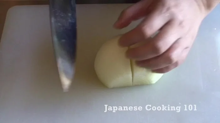 Prepare the vegetables and meat: Cut the onion into small wedges, prepare the shiitake mushrooms (remove stems and cut large ones in half), peel and slice the lotus root, and cut the green bell peppers into small pieces.