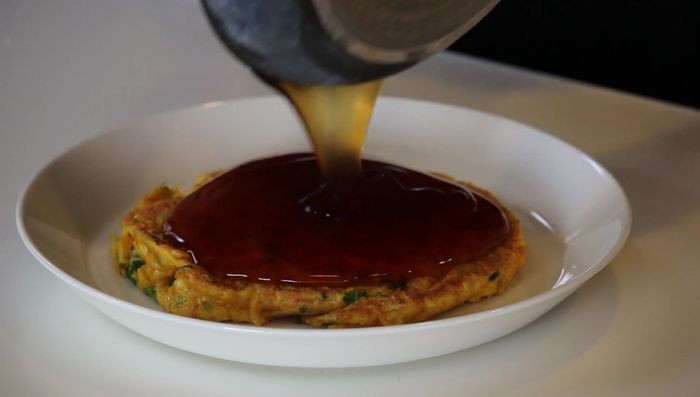 Pour the soy sauce glaze over the kanitama.