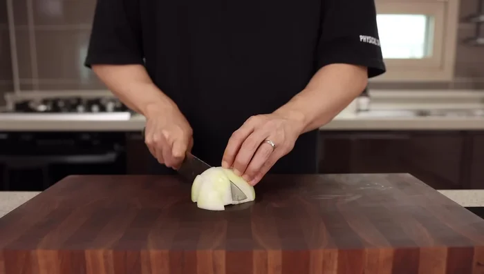 Roughly chop the carrot and onion. (You can adjust the cutting style to your preference)
