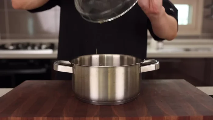 Transfer the dashi mixture to a pot and bring to a boil. Add the seared beef and curry paste, stirring to remove lumps.