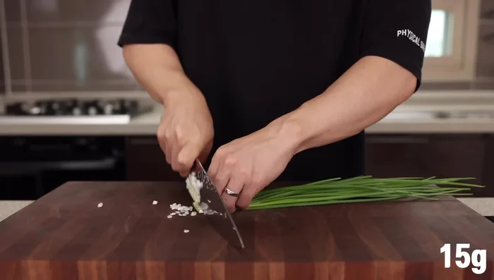 Prepare the green onions by generously chopping them. (This is a common practice in Japanese udon restaurants)