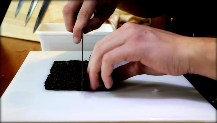 Cut off the excess nori.