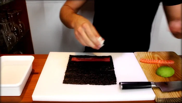 Add a similar-sized amount of cooked sushi rice next to the tuna, forming a square.