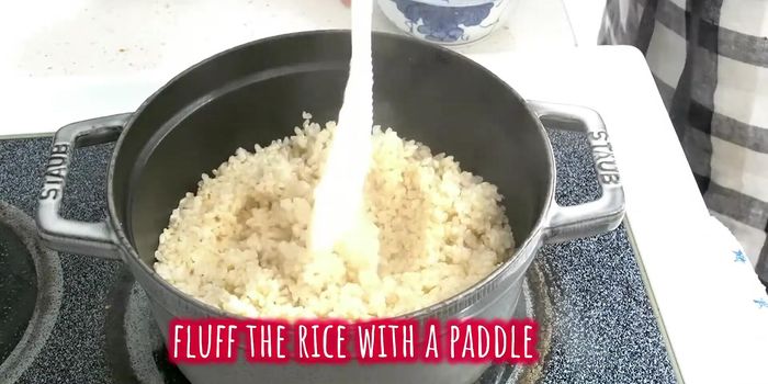 Fluff the rice with a paddle, add 200 cc of water, level the surface, cover, and bring to a boil again. Cook for another 10 minutes.