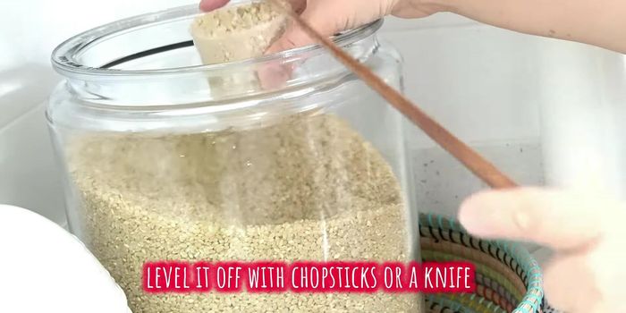 Fill a measuring cup to the top with rice and level it off.