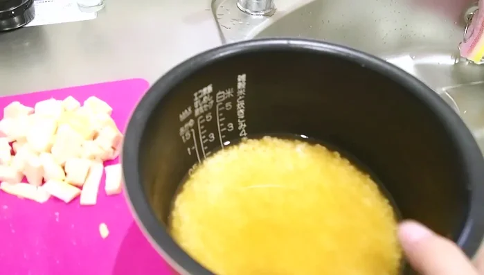 Add water to the seasoned chicken and takenoko.