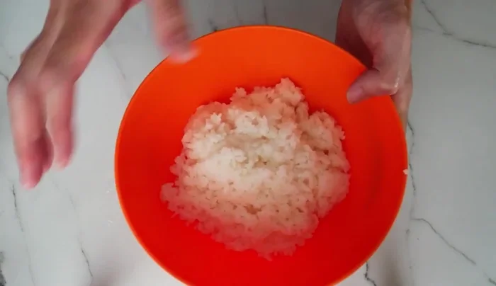 Prepare the white rice. Freshly cooked rice is tastier.