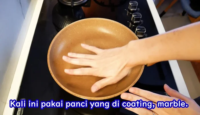 Grill the onigiri in a pan. If using a regular pan, add a little oil to prevent sticking.