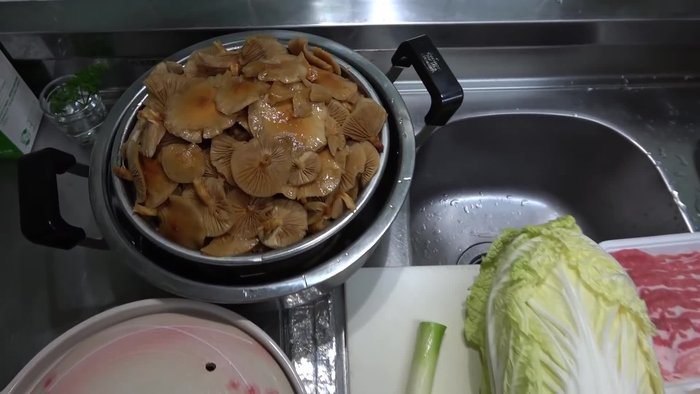 Soak nameko mushrooms.