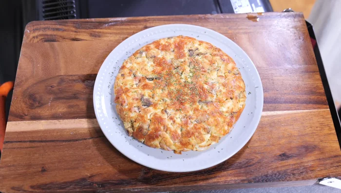 Serve on a plate and sprinkle with dried parsley.