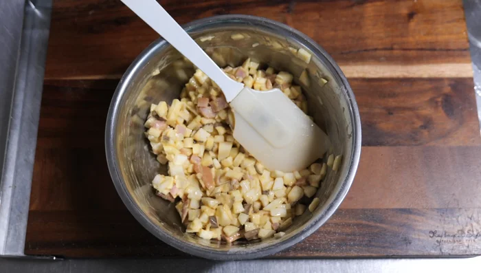 Add the mixed cheese and mix thoroughly.
