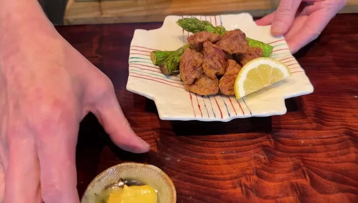 Serve: Sprinkle fried gizzards and asparagus with salt. Serve with curry mayonnaise and lemon wedges. (902.92)