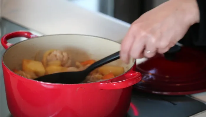 Check if the potatoes and carrots are cooked through (320.08). Turn off the heat (338.08).