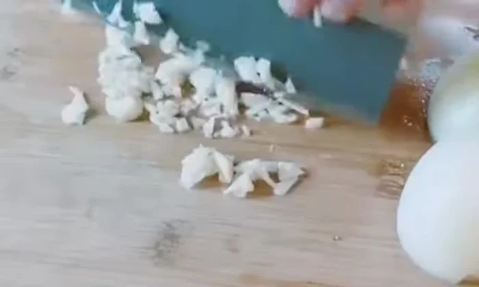 Finely chop the garlic. (Already done in the video)
