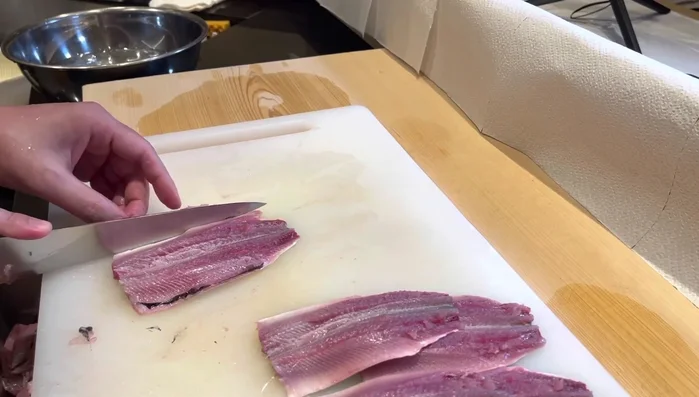 Wash the sardines again before serving, especially if using for sushi or sashimi. This helps remove excess odor and makes it easier to prepare.