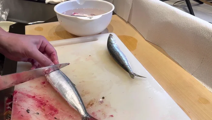 Wash the sardines thoroughly.