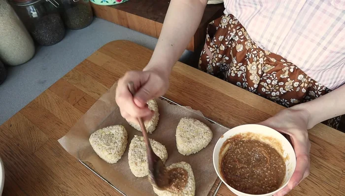 Lightly brush the onigiri with the Miso sauce (466.759).