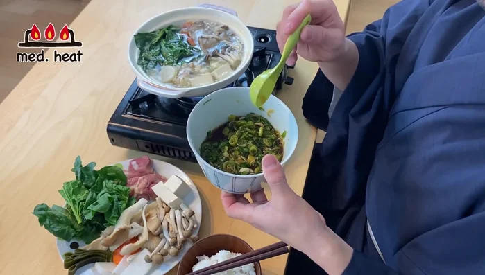 Add 2 tablespoons of the hot pot broth to the sauce to adjust the consistency.