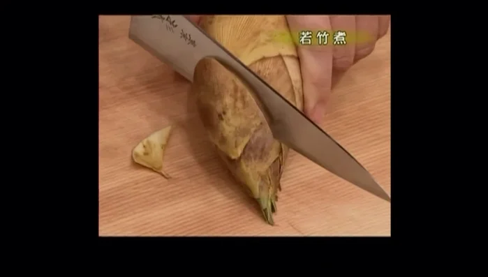 Cut off the tip of the bamboo shoot and peel off the skin. (Easier method shown in video)