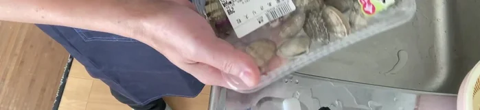 Wash the clams thoroughly.