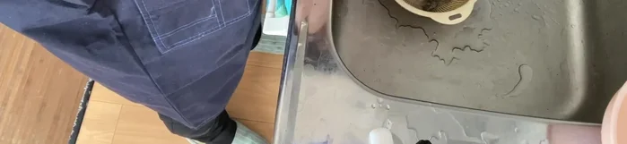 Soak the clams in saltwater for several hours (ideally overnight). This process helps purge sand and impurities. The video suggests using a bowl and covering the clams with enough saltwater to submerge them.