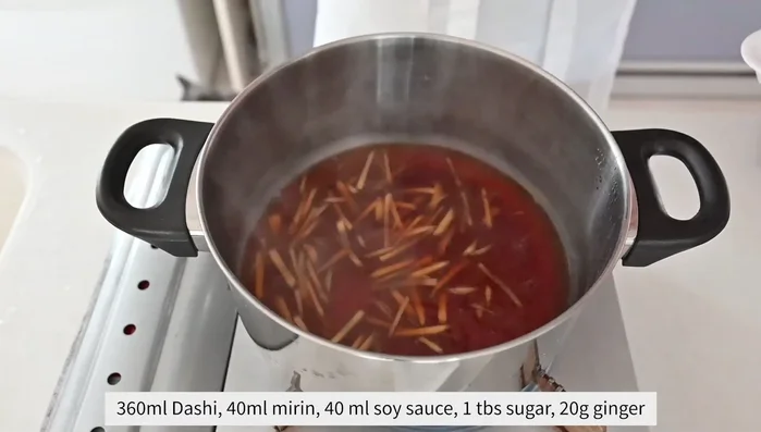 Bring the pork belly and shredded ginger to a boil. Add the pork belly and separate into pieces.