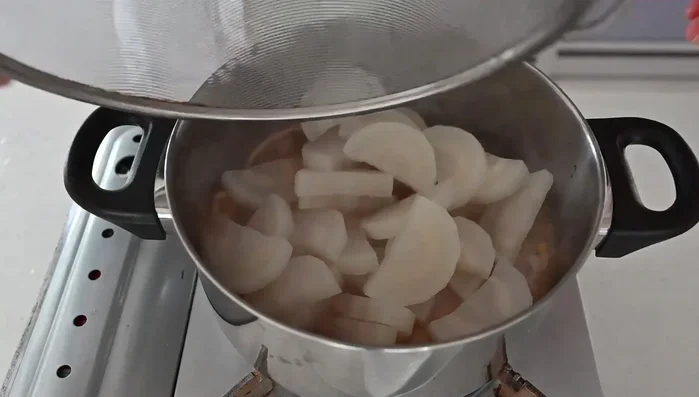 Add the prepared daikon radish and simmer for 20 minutes.