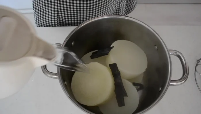 Prepare the dashi: In a pot, add kombu kelp and 1.5 liters of water. Cook on low heat (around 60°C) for 30-40 minutes to maximize umami. Remove the kombu before it gets slimy.