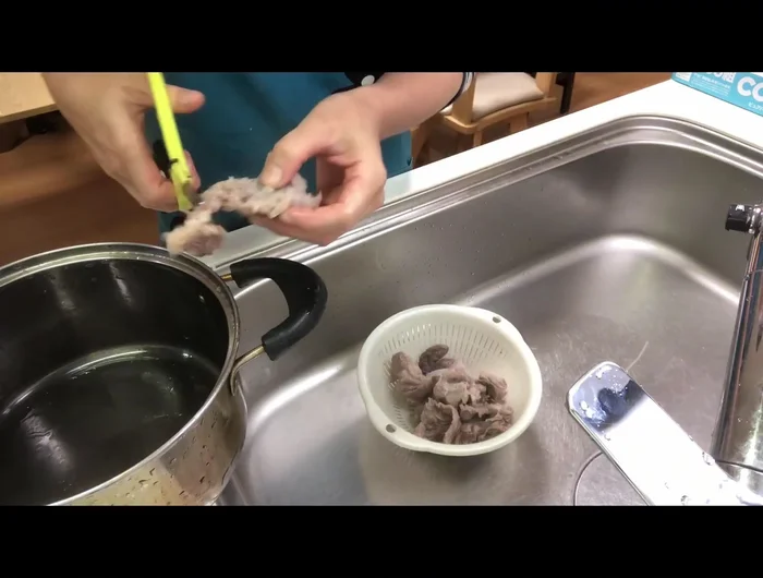 Cut the tendon into bite-sized pieces. Add to a pot with water and sliced ginger. Simmer for 1.5 hours until softened.