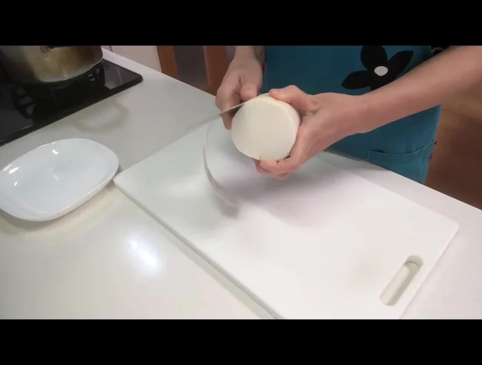 Cut daikon radish into bite-sized pieces. Tear kyaku into bite-sized pieces with a spoon. Boil kyaku in water for 2 minutes to remove impurities, then drain.