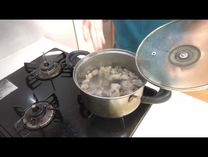 Strain the tendon soup. Add vegetable oil to a pot, then add daikon and kyaku. Stir in 1 liter of the tendon soup, sake, and sugar. Simmer for 30 minutes.