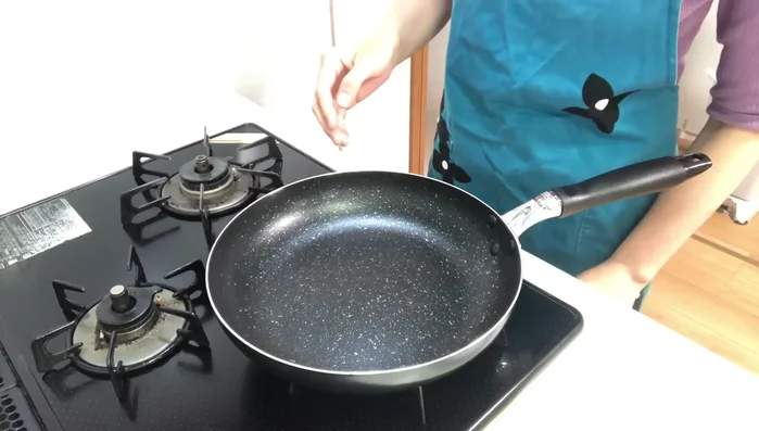 Toast Kiritampo: Toast the kiritampo in a pan over medium heat until lightly browned, flipping to ensure even cooking.