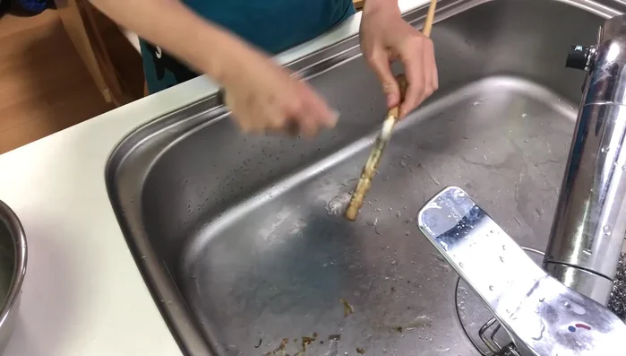 Prepare Vegetables: Peel and slice burdock, soaking it in vinegar water to remove bitterness. Separate maitake mushrooms, and cut white spring onion and komatsuna.