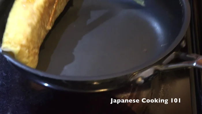Let the tamagoyaki cool for 3-4 minutes before slicing.